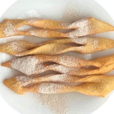 Bezglutenowe i wegańskie faworki z trzcinowym cukrem pudrem